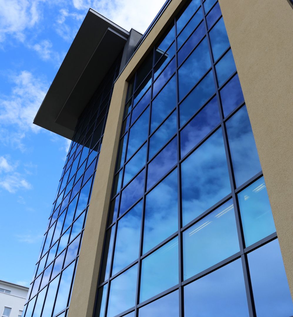 Glasfassade eines Gebäudes